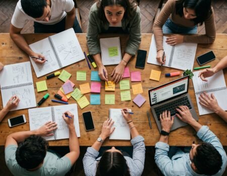 Cinq groupes de travail